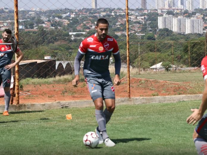 Vila prorroga contrato de zagueiro