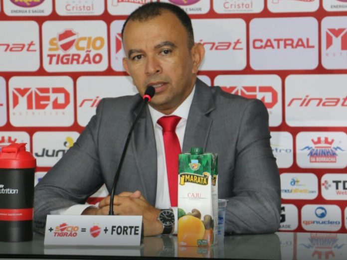 Ecival Martins aclamado presidente Vila