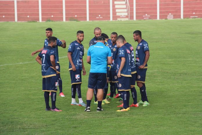 Márcio Azevedo orienta Aparecidense 1 Vitor
