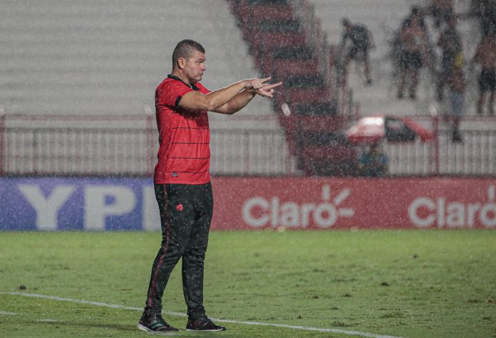 umberto louzer técnico atlético-go