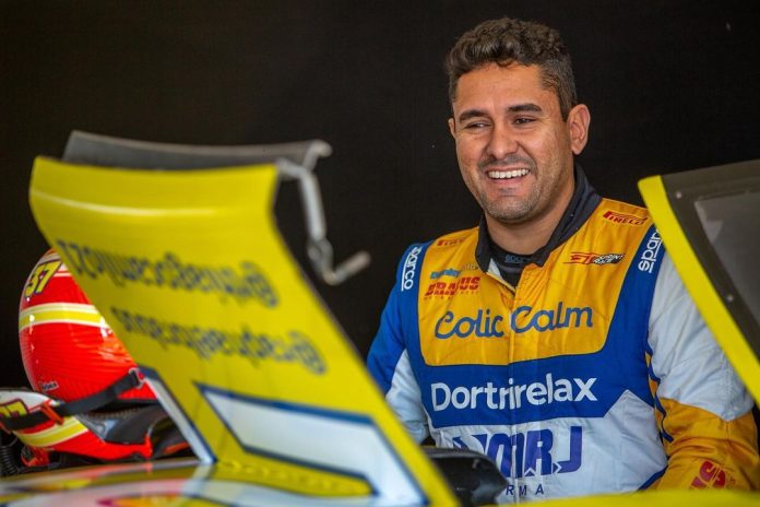Raphael Teixeira Stock Car sorrindo Raphael Teixeira Stock Car sorrindo