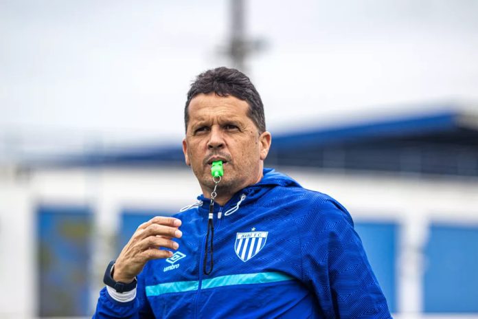 Vila Nova acerta com Claudinei Oliveira, que já solicita contratação de atacante Vila Nova acerta com Claudinei Oliveira, que já solicita contratação de atacante