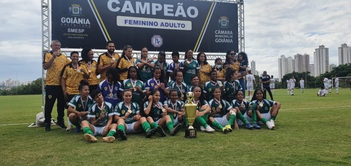 Aliança recebe a taça do Goianão Feminino e vence amistoso contra o Ceilândia