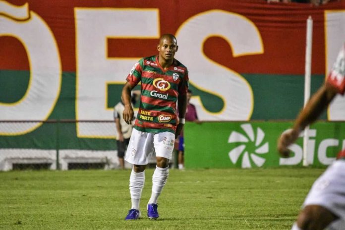 Léo Pereira lateral direito Aparecidense