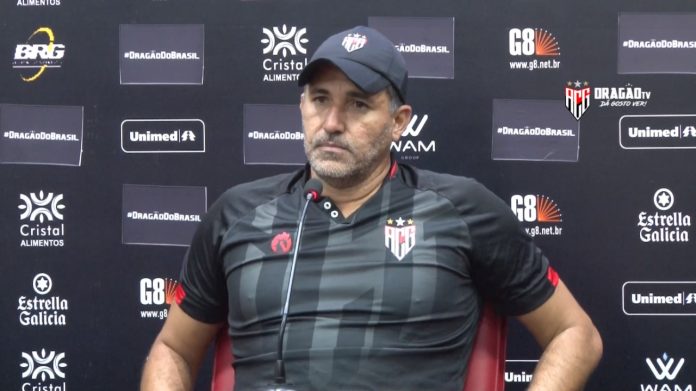 Eduardo Souza Atlético-GO coletiva 30.12 Eduardo Souza Atlético-GO coletiva 30.12