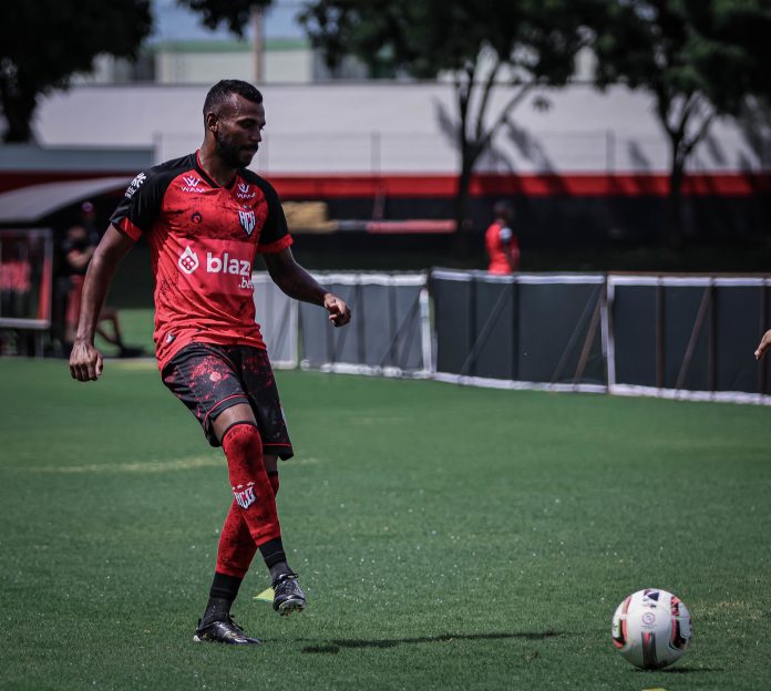 Revelado pelo Vila e com experiência no Grêmio, polivalente Léo Gomes assina com o Atlético-GO Revelado pelo Vila e com experiência no Grêmio, polivalente Léo Gomes assina com o Atlético-GO
