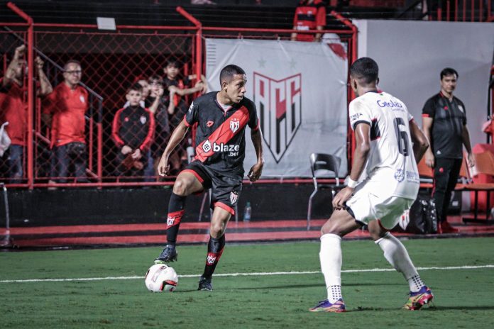 Após estreia contra o Anápolis, Vinicius Lago renova contrato com o Atlético-GO Após estreia contra o Anápolis, Vinicius Lago renova contrato com o Atlético-GO