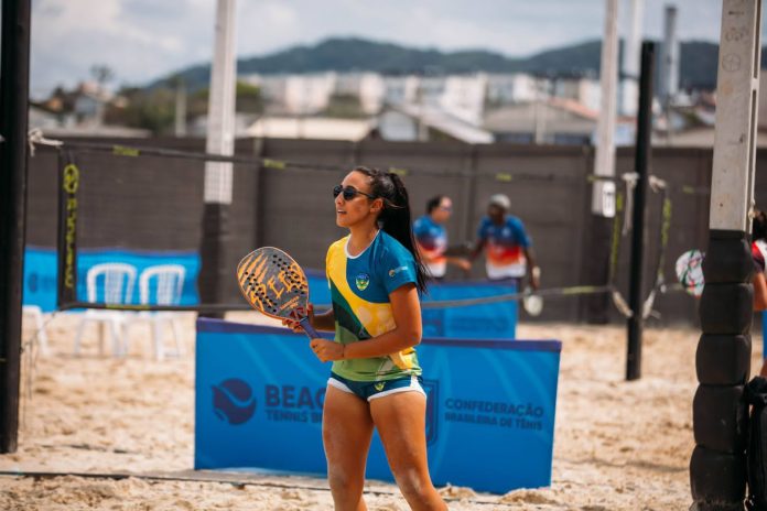 Há menos de dois anos no beach tennis, Mariana Peracini ostenta topo em Goiás e quer consolidação mundial Há menos de dois anos no beach tennis, Mariana Peracini ostenta topo em Goiás e quer consolidação mundial