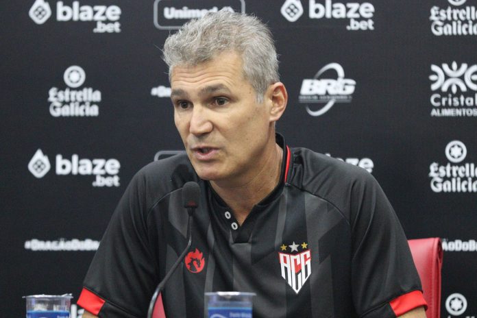 Em apresentação, preparador físico Juvenilson de Souza detalha método de intensidade no Atlético-GO Em apresentação, preparador físico Juvenilson de Souza detalha método de intensidade no Atlético-GO