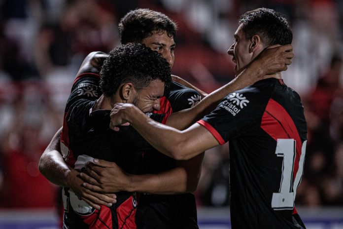 Com gol nos minutos finais, Atlético-GO vence o Crac e retoma a liderança do Goianão Com gol nos minutos finais, Atlético-GO vence o Crac e retoma a liderança do Goianão