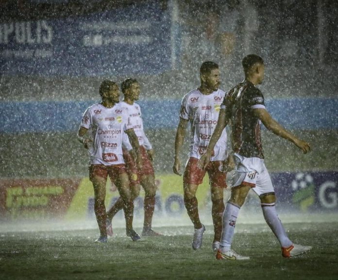 Com muita chuva e intervalo de mais de uma hora, Anápolis e Vila Nova empatam sem gols Com muita chuva e intervalo de mais de uma hora, Anápolis e Vila Nova empatam sem gols