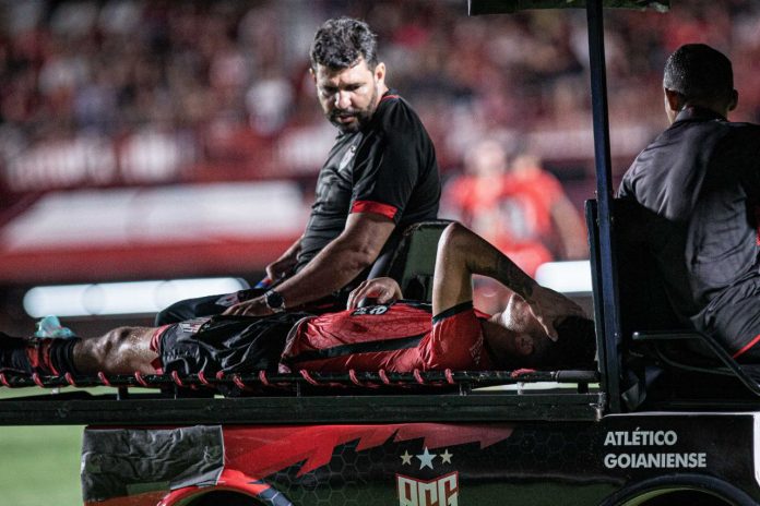 Após disputar dois jogos no ano, Araos sofre nova lesão e deve ficar fora por nove meses Após disputar dois jogos no ano, Araos sofre nova lesão e deve ficar fora por nove meses