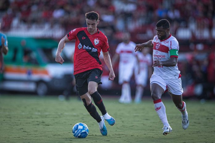 Atlético-GO derrota o CRB em casa e vence a primeira na Série B