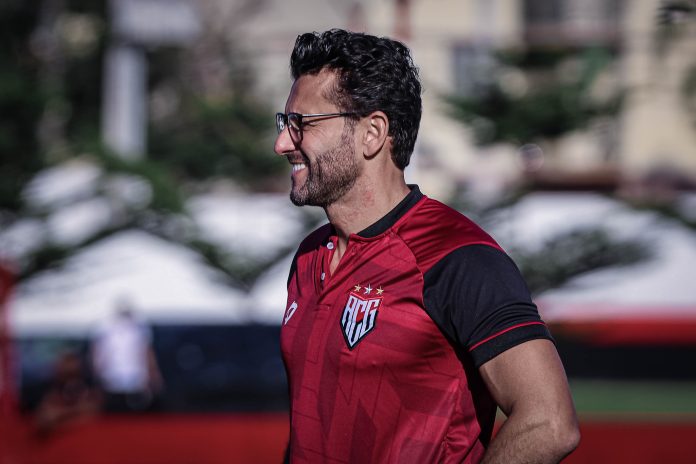 Com duas mudanças, Valentim esboça time titular do Atlético-GO para duelo com o Vitória