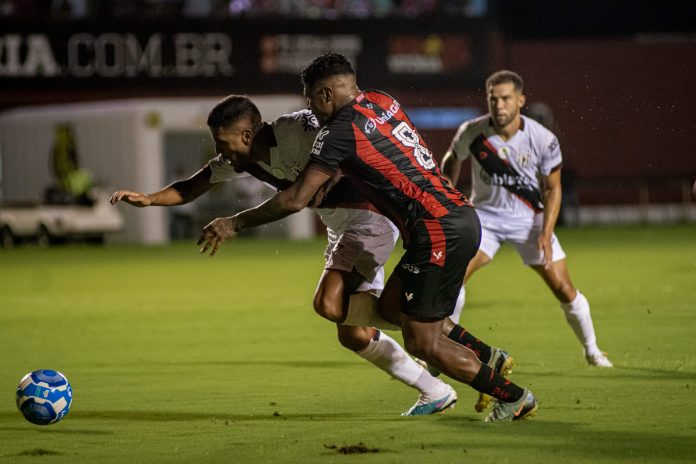 Em jogo emocionante, Atlético-GO derruba a invencibilidade do Vitória e se mantém no G-4