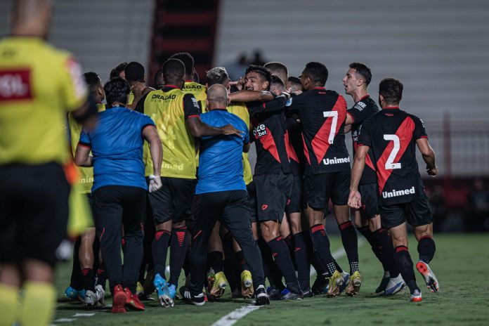 Atlético-GO sofre expulsão no início, mas conquista vitória sobre o Londrina e entra no G-4 Atlético-GO sofre expulsão no início, mas conquista vitória sobre o Londrina e entra no G-4