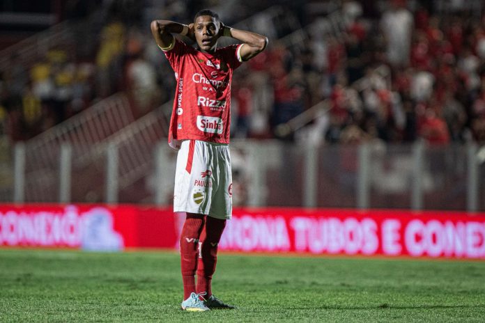 Com dois jogadores a mais, Vila Nova bombardeia o Criciúma, mas amarga empate no OBA