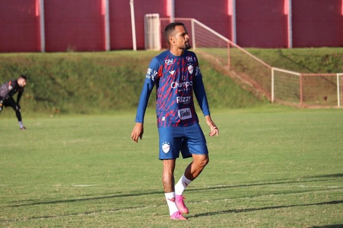 Léo Duarte desfalca o Vila Nova no próximo jogo, contra a Ponte Preta Léo Duarte desfalca o Vila Nova no próximo jogo, contra a Ponte Preta