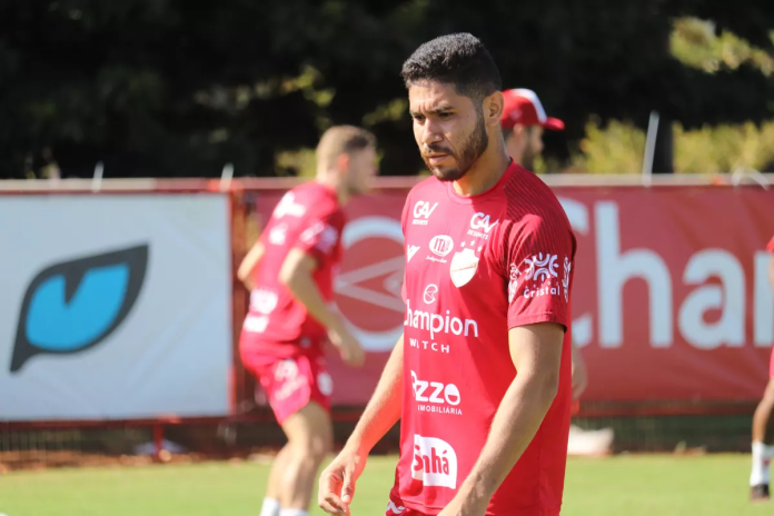 Neto Pessoa é desfalque no Vila Nova e gera dúvidas na escalação de Claudinei Oliveira