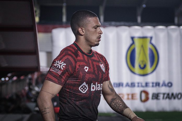 Diego Loureiro comenta titularidade no gol: 