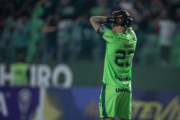 Goiás sofre com falta de pontaria, empata com o Gimnasia e tem risco de deixar a ponta Goiás sofre com falta de pontaria, empata com o Gimnasia e tem risco de deixar a ponta