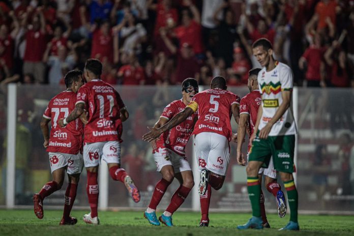 Vila Nova bate o Sampaio Corrêa, se reabilita e assume a vice-liderança da Série B Vila Nova bate o Sampaio Corrêa, se reabilita e assume a vice-liderança da Série B