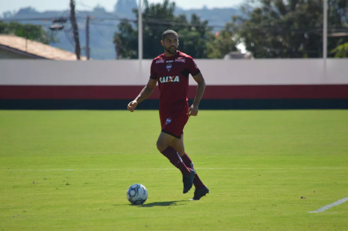 Atlético-GO encaminha retorno do zagueiro Lucas Rocha, que deve estrear só em julho