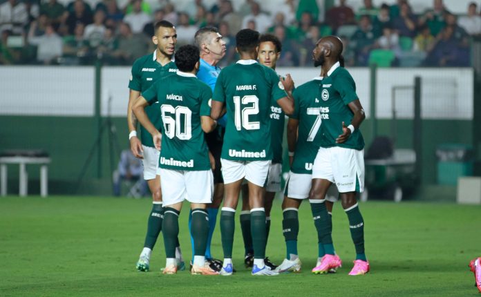 Com metade do campeonato disputado, Goiás é a equipe mais faltosa do Brasileirão Com metade do campeonato disputado, Goiás é a equipe mais faltosa do Brasileirão