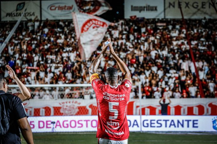 Com tropeços de Criciúma e Juventude, Vila Nova vai terminar rodada no G-4 Com tropeços de Criciúma e Juventude, Vila Nova vai terminar rodada no G-4