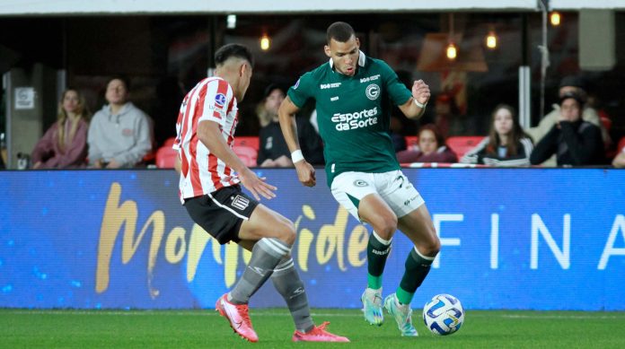 Após bom primeiro tempo, Goiás desmorona com expulsão e é superado pelo Estudiantes Após bom primeiro tempo, Goiás desmorona com expulsão e é superado pelo Estudiantes