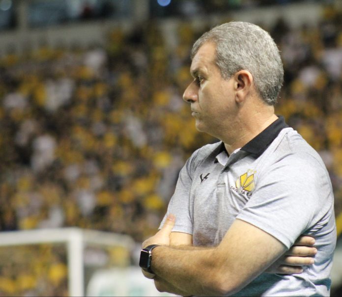 Vila Nova protocola notícia de infração contra Cláudio Tencati, técnico do Criciúma