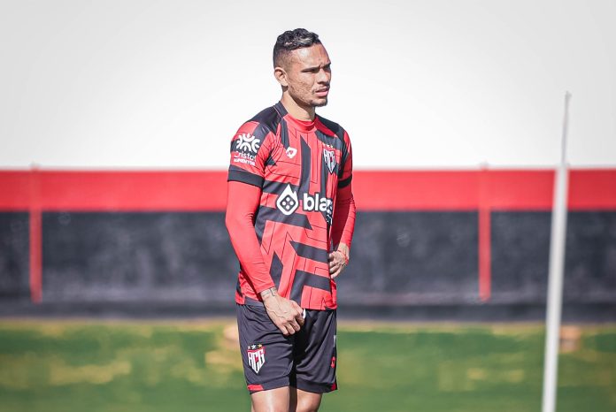 Atlético-GO tem duas mudanças na escalação para o jogo contra o líder Vitória Atlético-GO tem duas mudanças na escalação para o jogo contra o líder Vitória