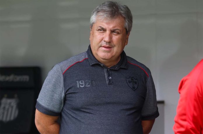 Vila Nova sonda nome do treinador Gilson Kleina, mas negociação esfria