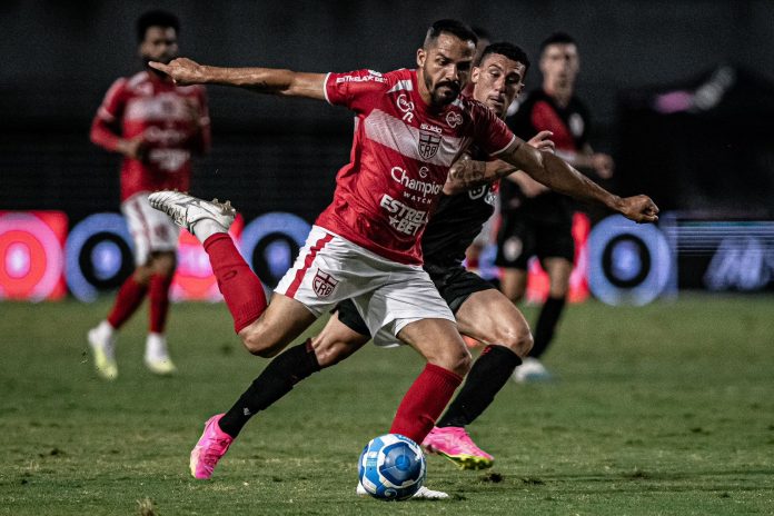 Com ataque ineficiente e defesa frágil, Atlético-GO perde para o CRB e estaciona na tabela Com ataque ineficiente e defesa frágil, Atlético-GO perde para o CRB e estaciona na tabela