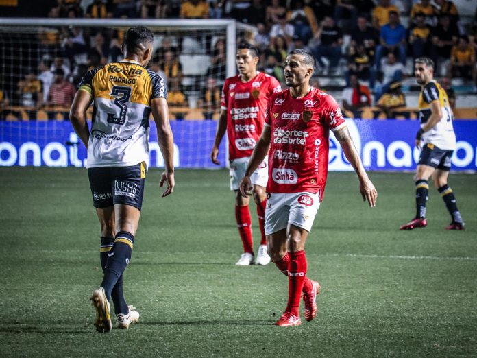Com pênalti perdido nos acréscimos, Vila Nova é superado pelo Criciúma e deixa o G-4