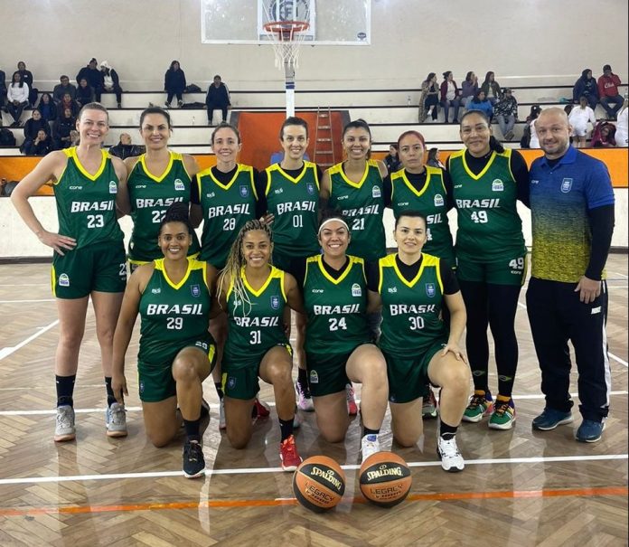 Com goianos na comissão e no elenco, Brasil se classifica no Mundial Master de Basquete Com goianos na comissão e no elenco, Brasil se classifica no Mundial Master de Basquete