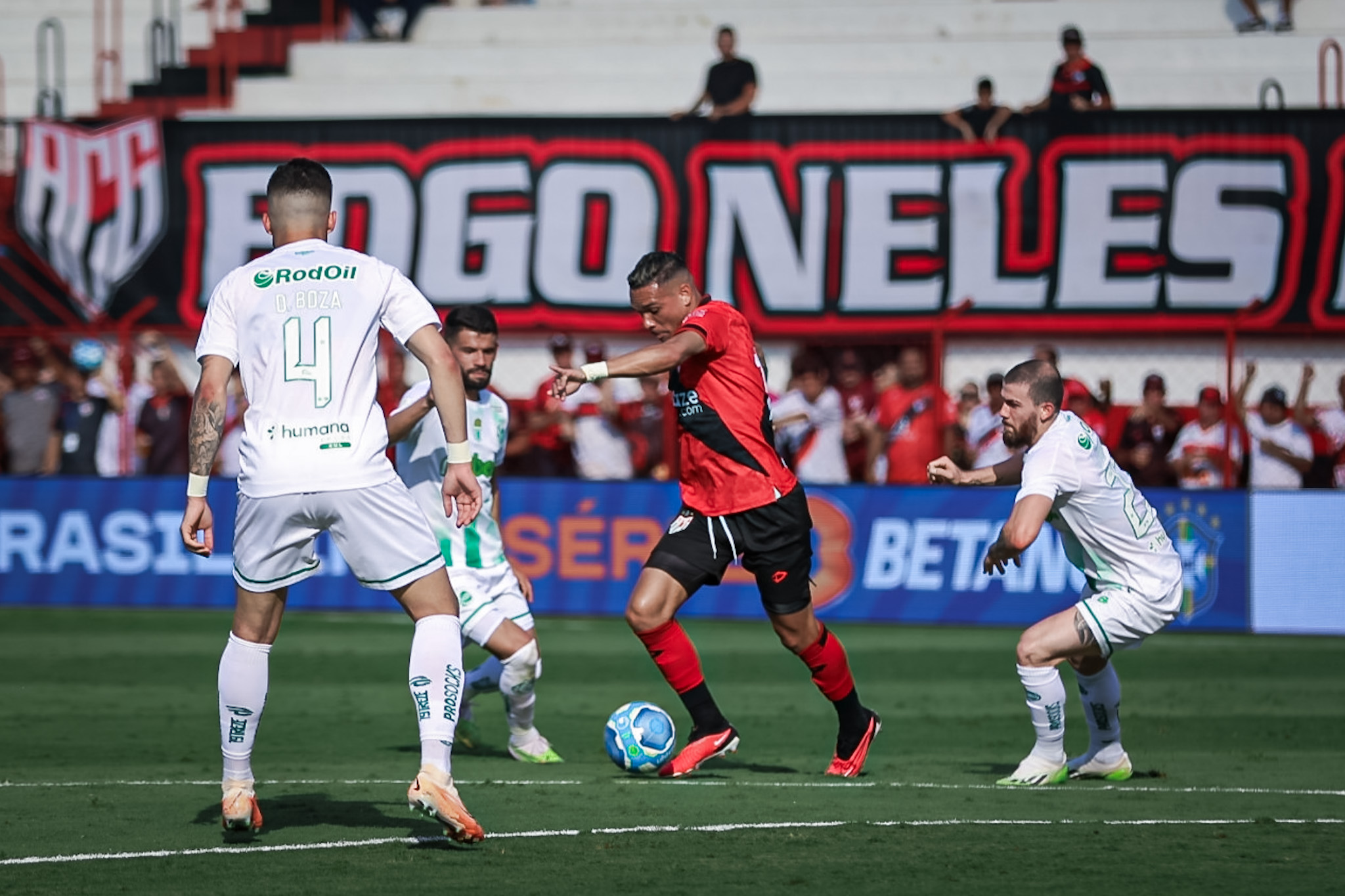 Atlético-GO supera o intenso calor, vence o Juventude e entra de vez na briga pelo acesso
