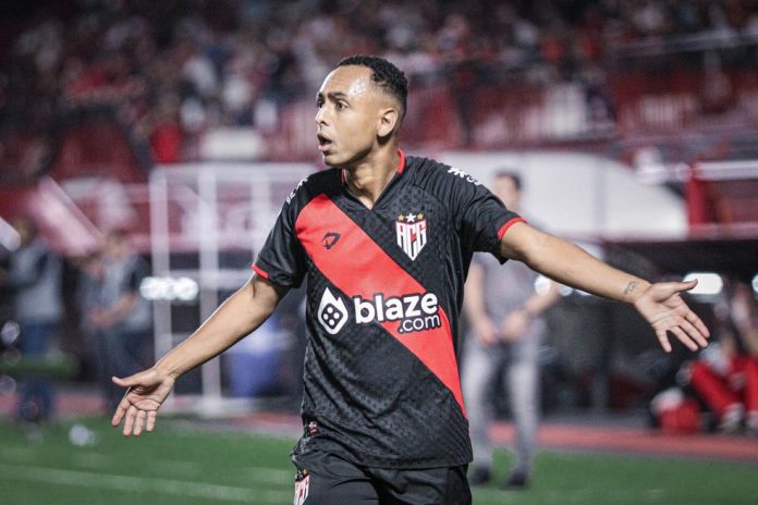 Um dos heróis do acesso, meia recebe proposta do exterior e não deve ficar no Atlético-GO
