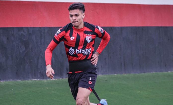 Igor Ribeiro Atlético-GO Foto Ingryd Oliveira ACG Sem espaço no Atlético-GO, lateral esquerdo Igor Ribeiro vai defender equipe da Série B