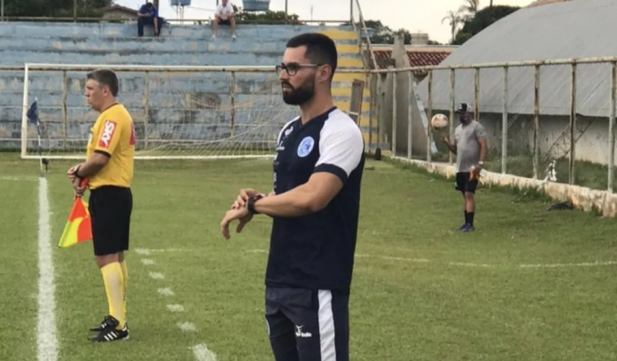 Ele está de volta: Goianésia confirma retorno do treinador Luan Carlos para 2024 Ele está de volta: Goianésia confirma retorno do treinador Luan Carlos para 2024