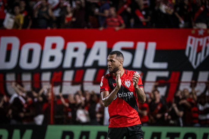 Com 13 tentos, Gustavo Coutinho pode se tornar artilheiro com menos gols na Série B Com 13 tentos, Gustavo Coutinho pode se tornar artilheiro com menos gols na Série B