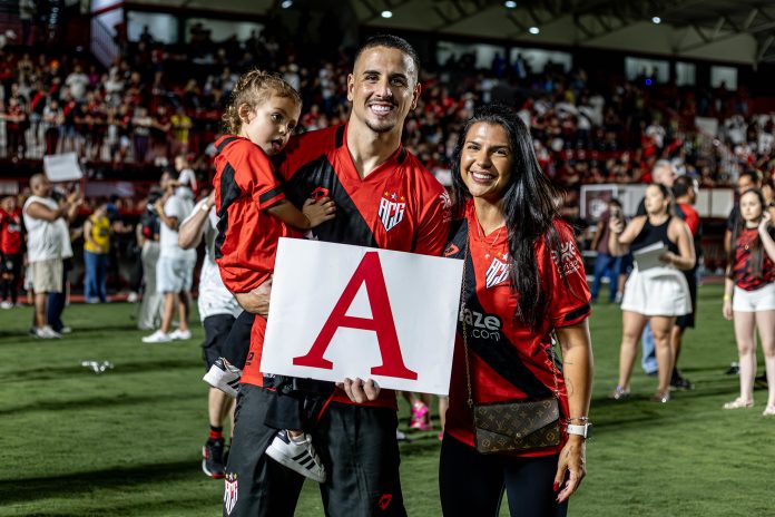 Matheus Peixoto fecha com time japonês e deixa o Atlético-GO, diz jornalista Matheus Peixoto fecha com time japonês e deixa o Atlético-GO, diz jornalista