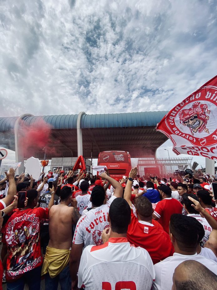 Sob festa da torcida, Vila Nova embarca para Natal rumo ao jogo do acesso Sob festa da torcida, Vila Nova embarca para Natal rumo ao jogo do acesso