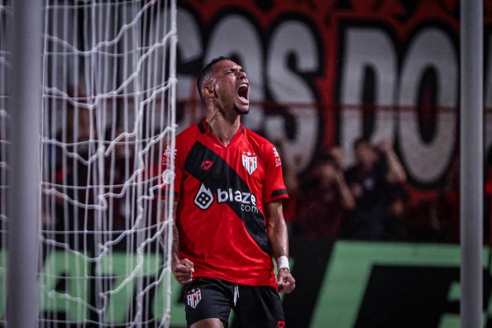 Luiz Fernando repete feito do ano passado e termina como artilheiro do Goianão 2024 Luiz Fernando repete feito do ano passado e termina como artilheiro do Goianão 2024