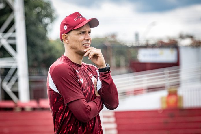 Ele fica: Vila Nova renova contrato e Higo Magalhães segue como técnico em 2024 Ele fica: Vila Nova renova contrato e Higo Magalhães segue como técnico em 2024