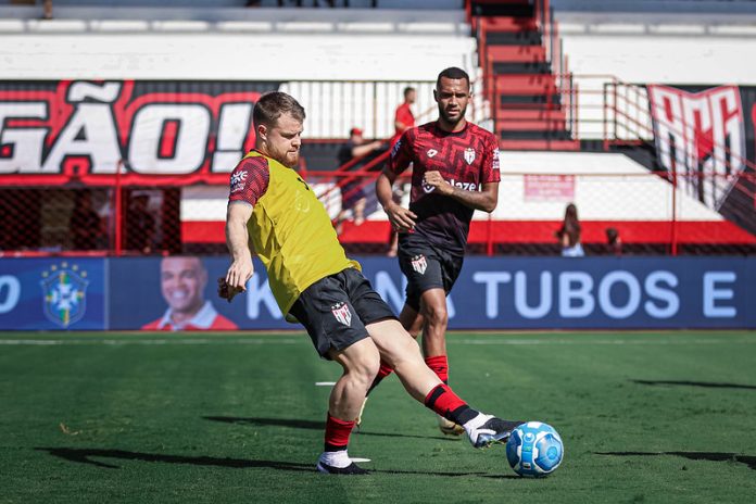 Após subir com o Atlético-GO, meio-campista vai disputar a Série B com o Brusque Após subir com o Atlético-GO, meio-campista vai disputar a Série B com o Brusque