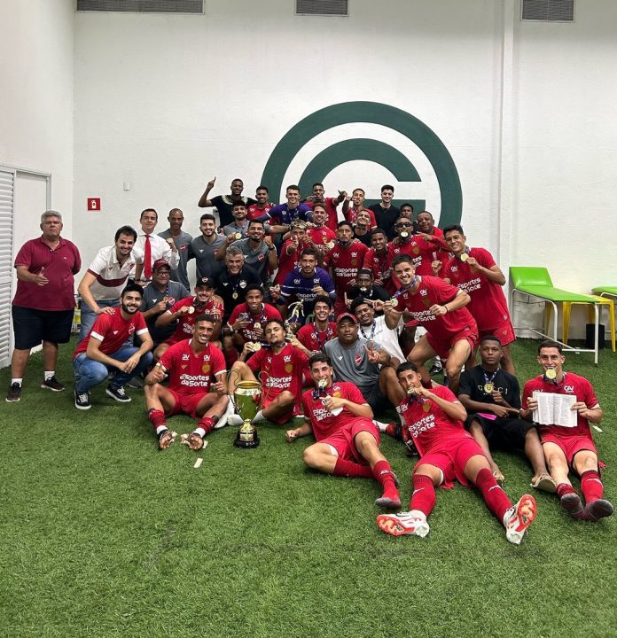 Depois do título da Copa Goiás Sub-20, elenco do Vila Nova comemora e provoca rivais Depois do título da Copa Goiás Sub-20, elenco do Vila Nova comemora e provoca rivais