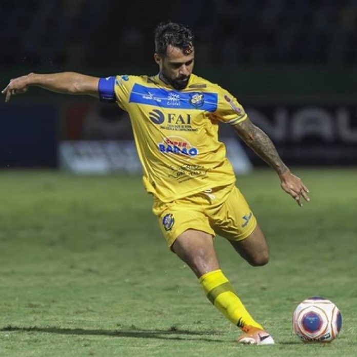 Iporá acerta retorno de lateral, que somará a sétima passagem pelo clube
