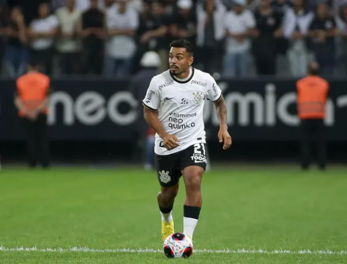 Goiás tenta empréstimo de lateral esquerdo que pertence ao Corinthians