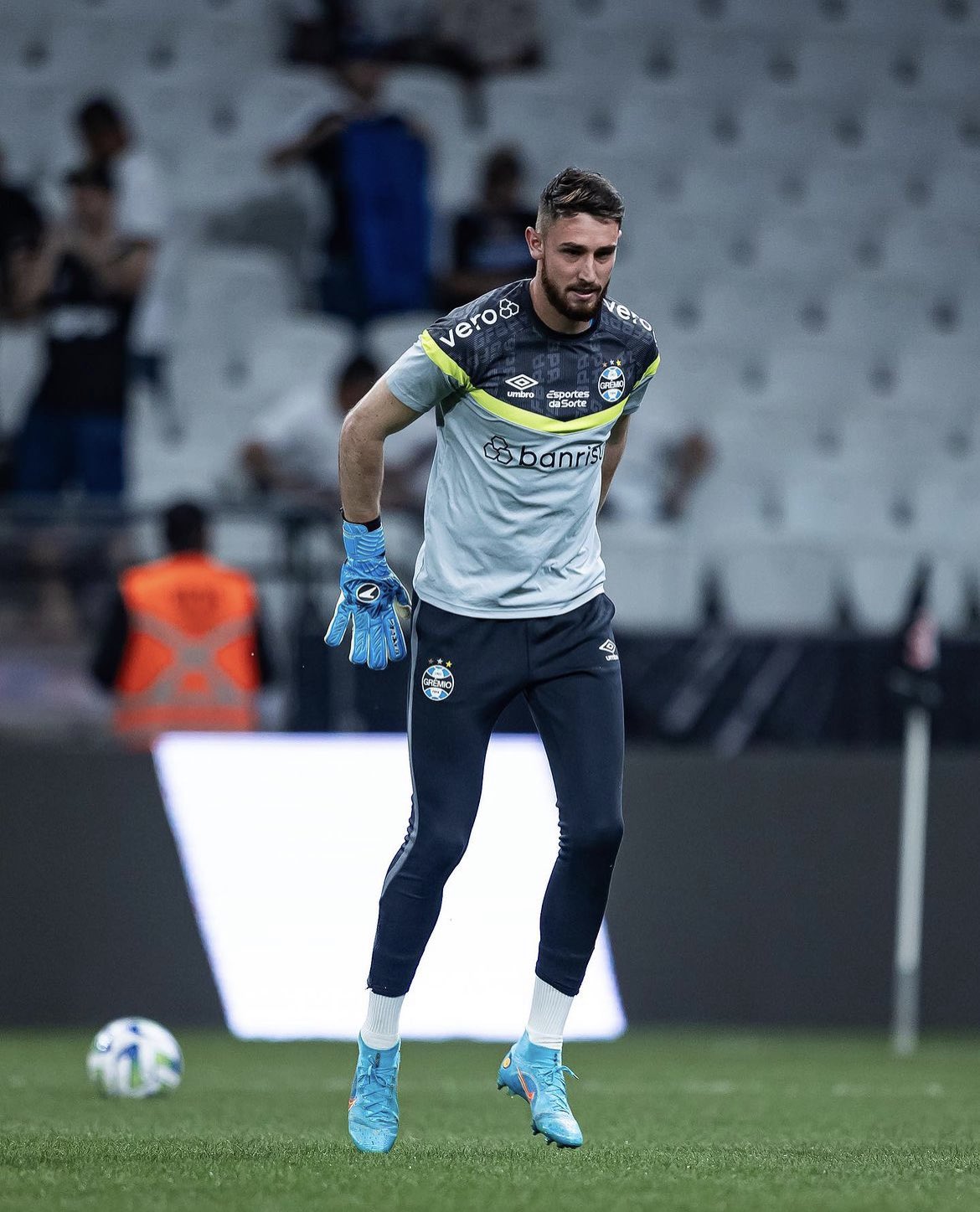 Vila Nova anuncia contratações de atacante sensação da Copinha e goleiro do Grêmio